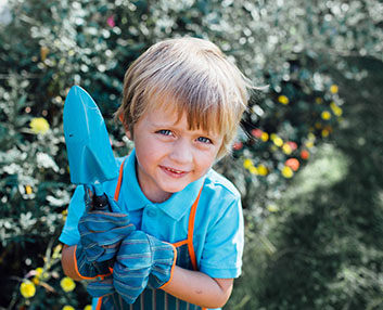 Herramientas y utensilios para cuidar el jardín para niños y niñas